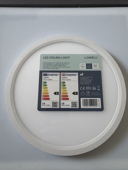okrągła, natynkowa lampa sufitowa LED marki LQWELL (model 90036-6000K) o mocy 18 W i strumieniu świetlnym 1980 lm.