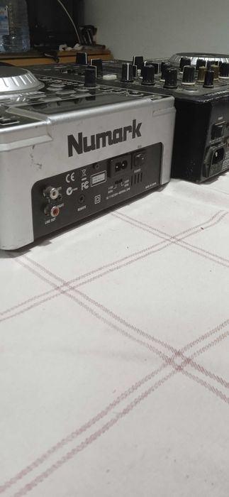 2 decks e 1 mesa de mistura