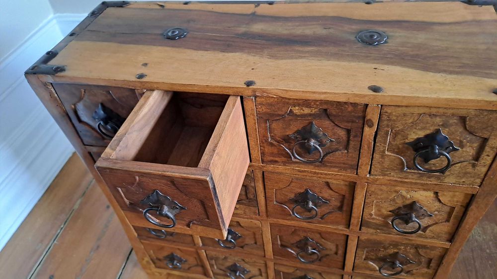 Contador em pau rosa, de madeira maciça, em óptimo estado