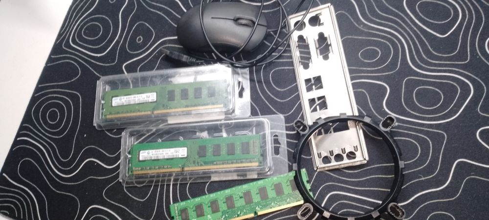 Продам все що на столі (ціна вказана нище))