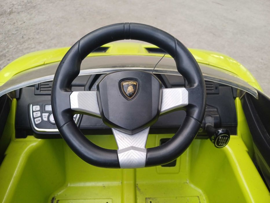 Дитячий електромобіль