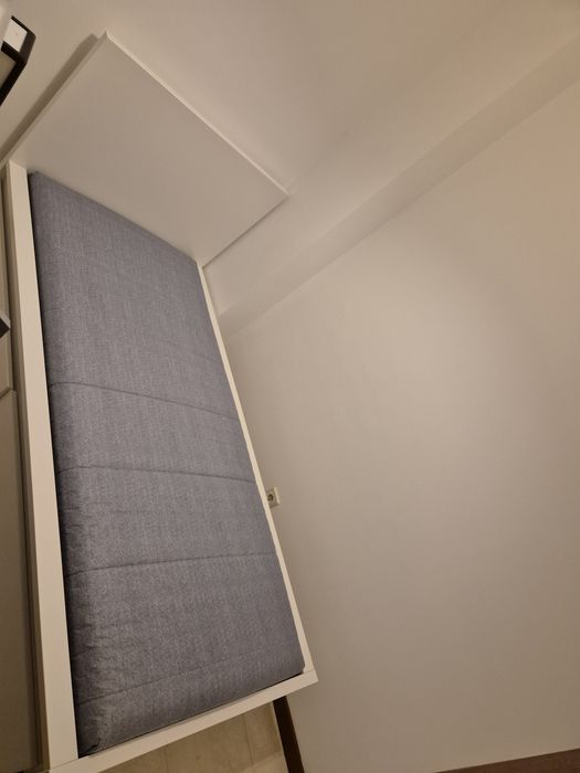 Cama e mesinha cabeceira