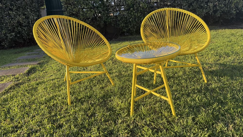 cadeiras estilo Acapulco e 1 mesa redonda com tampo em vidro