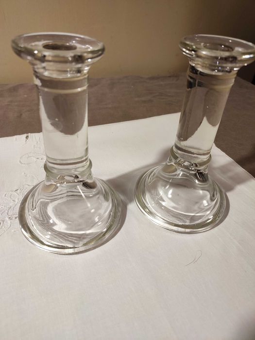 Dwa szklane świeczniki