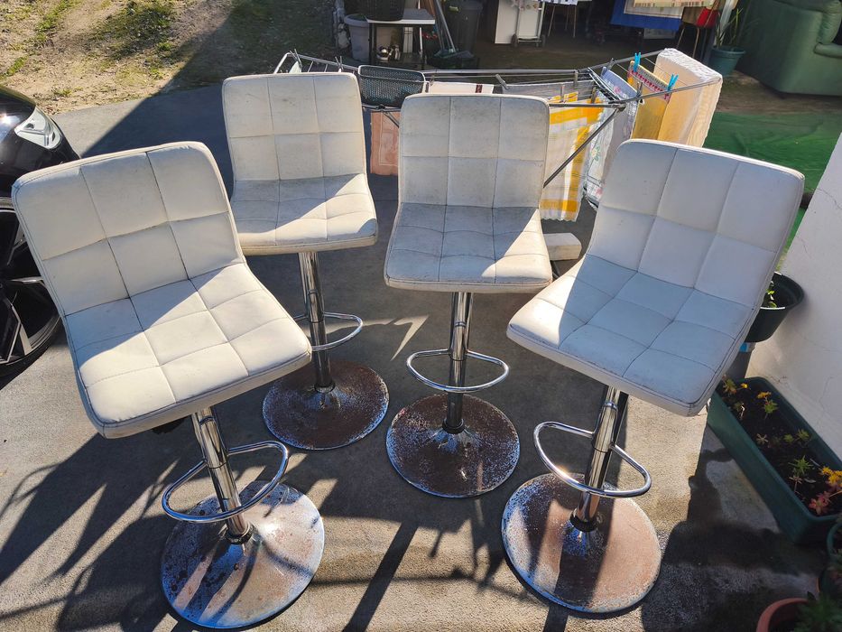 Vendo mesa com 4 cadeiras altas