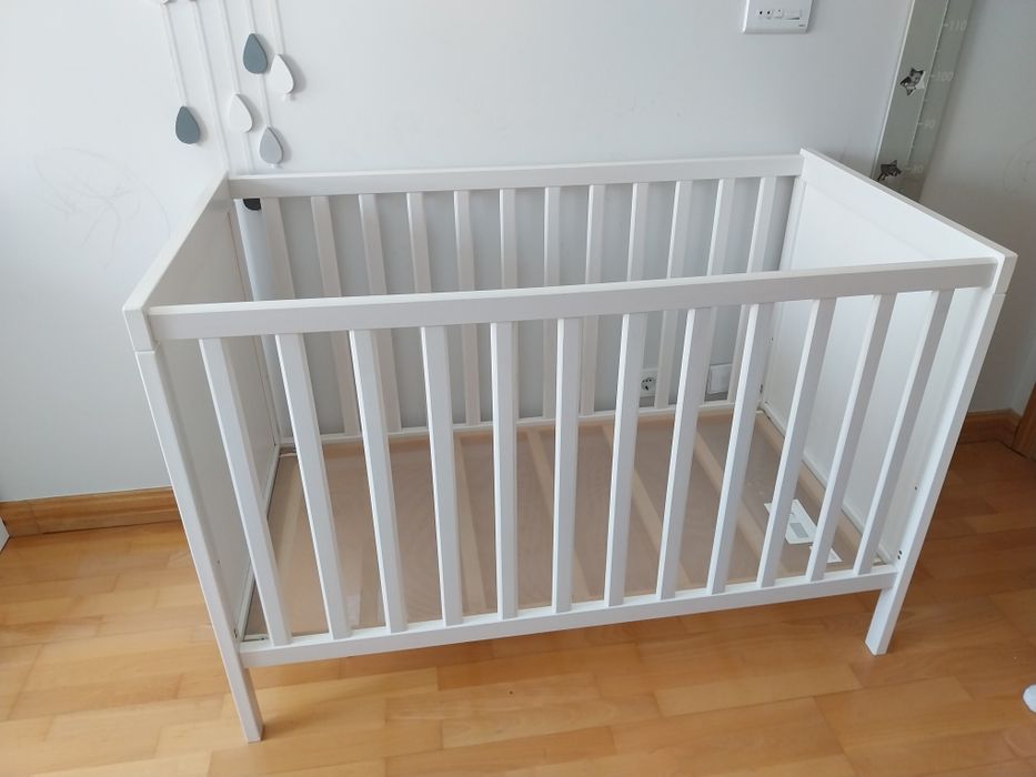 Berço Ikea Sundvik, colchão e barra lateral