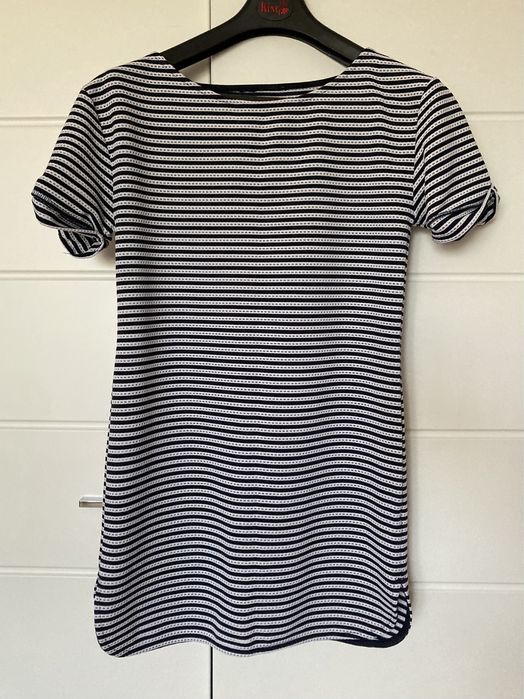 Sukienka z motywem pasków