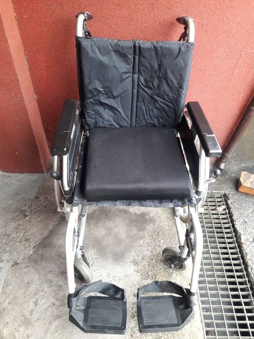 Wózek inwalidzki składany z hamulcem i poduszką  przeciwodleżynową