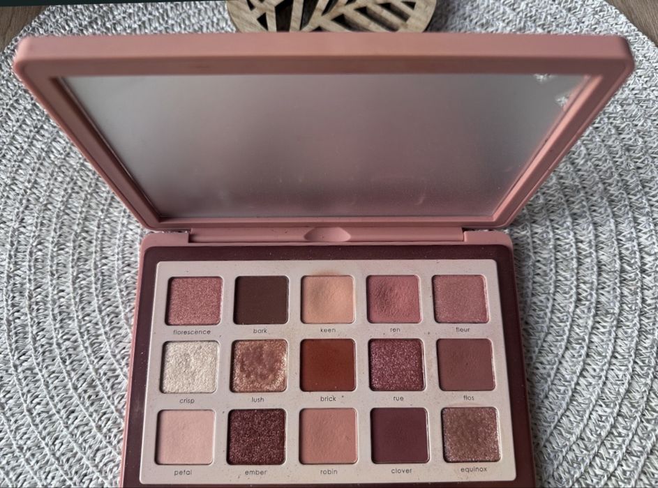 Duża paleta cieni do powiek Bloom Palette Natasha Denona