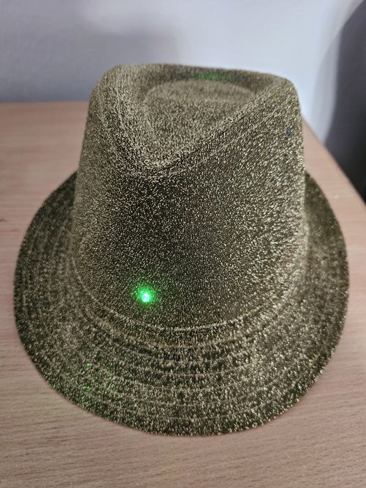 Kapelusze, maski, opaski na oczy