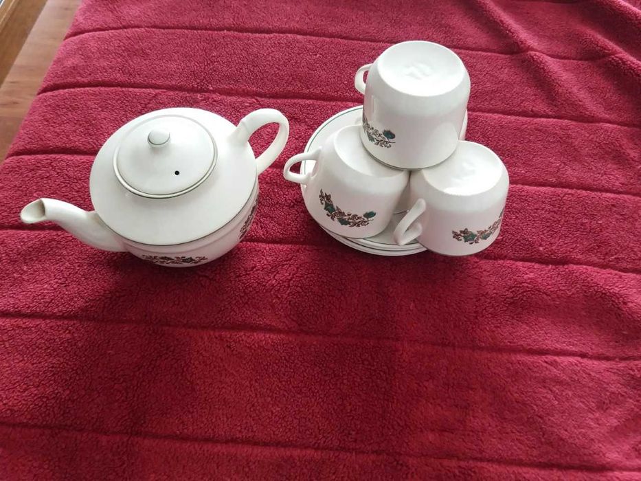 Serviço de Café de 27 peças, Serviço de Chá de Sacavém e outros pratos