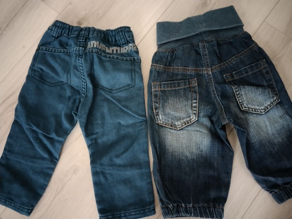 Dwie pary spodni dla chłopca w rozmiarze 74