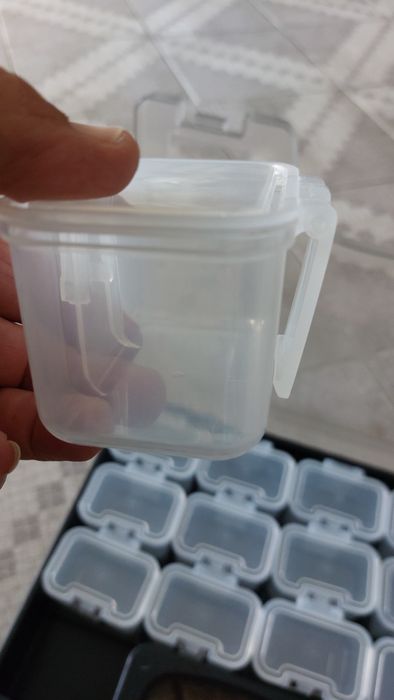 Caixa para arrumação com 14 divisões individuais