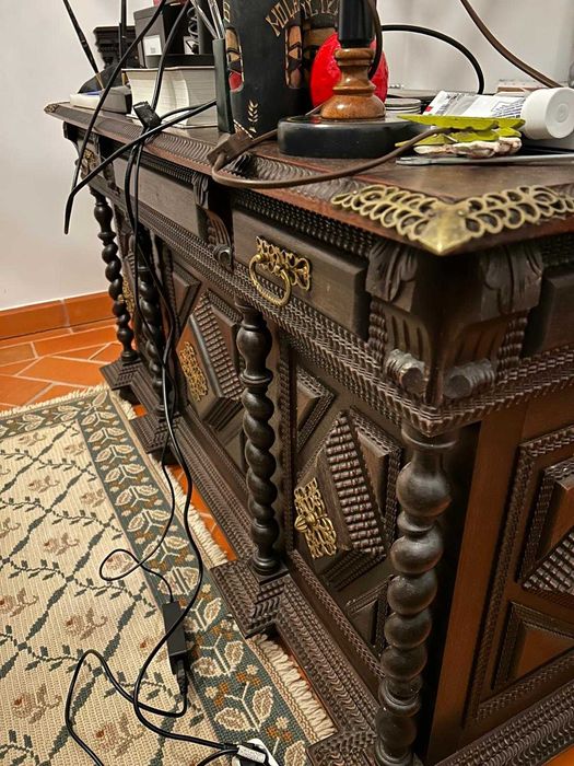 Conjunto de móveis antigos de madeira em pau santo