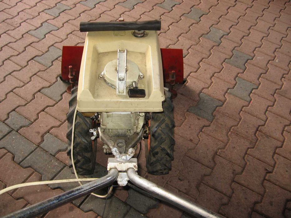 ciagniczek jedno osiowy z silnikiem