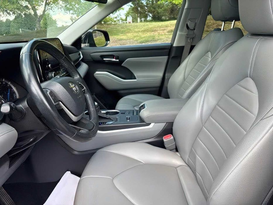 Toyota Highlander Hybrid      2022