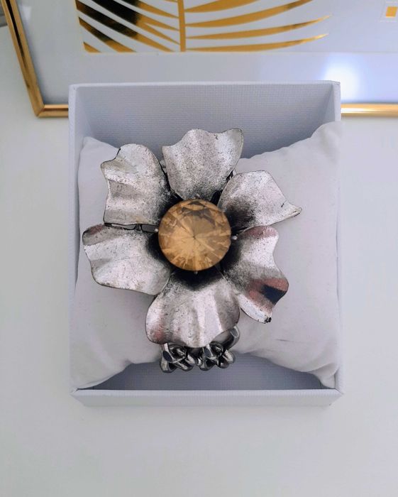 Pulseira com flor Brilhante Nova