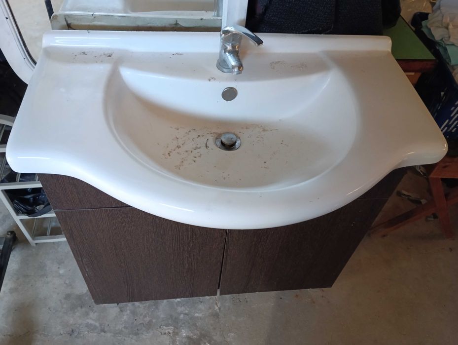 Móvel de casa de banho cor castanho