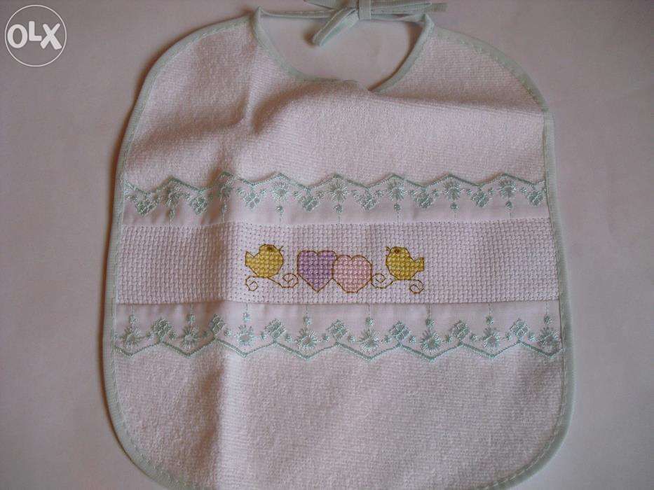 Babete para bebé bordado a ponto cruz [NOVO] (Portes grátis)
