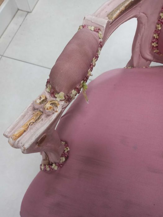 Drewniany fotel dla dziewczynki