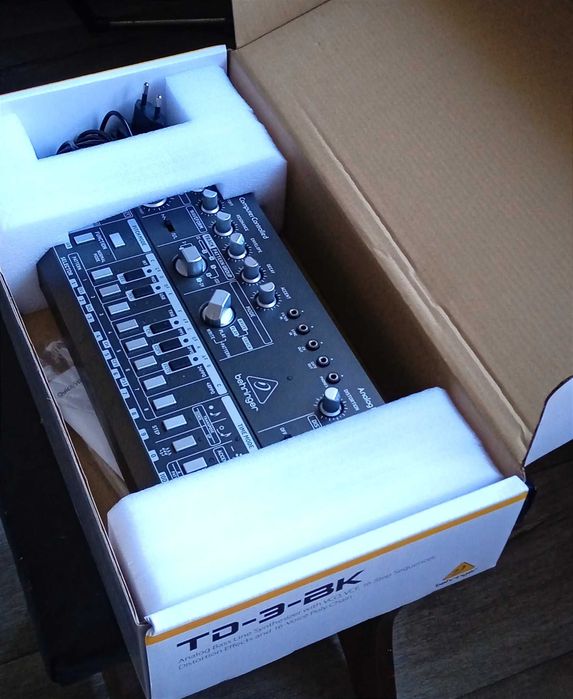 Синтезатор Behringer TD-3-BK