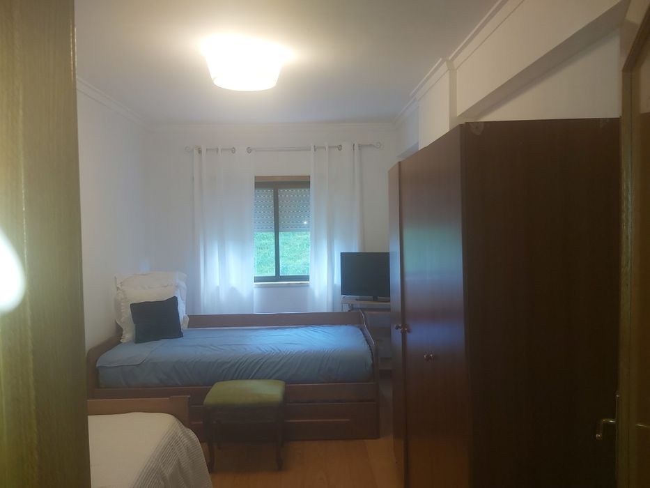 Aluga-se quarto em Monte Abraão