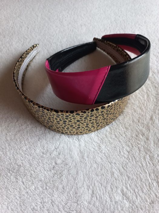 Biquíni e bandoletes. Já só tenho a bandolete dourada