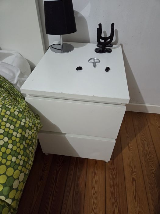Cama (90)  e mesa cabeceira MALM
