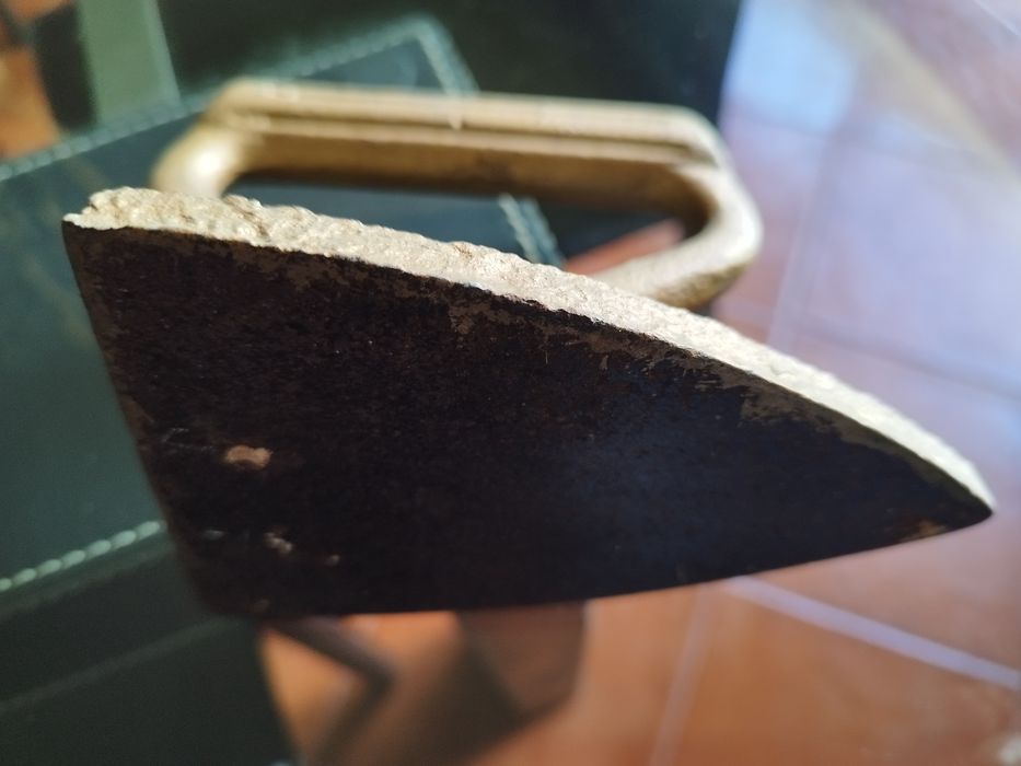 Ferro de passar antigo em ferro fundido