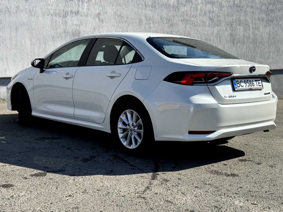 Прокат Toyota Corolla Hybrid у Львові.