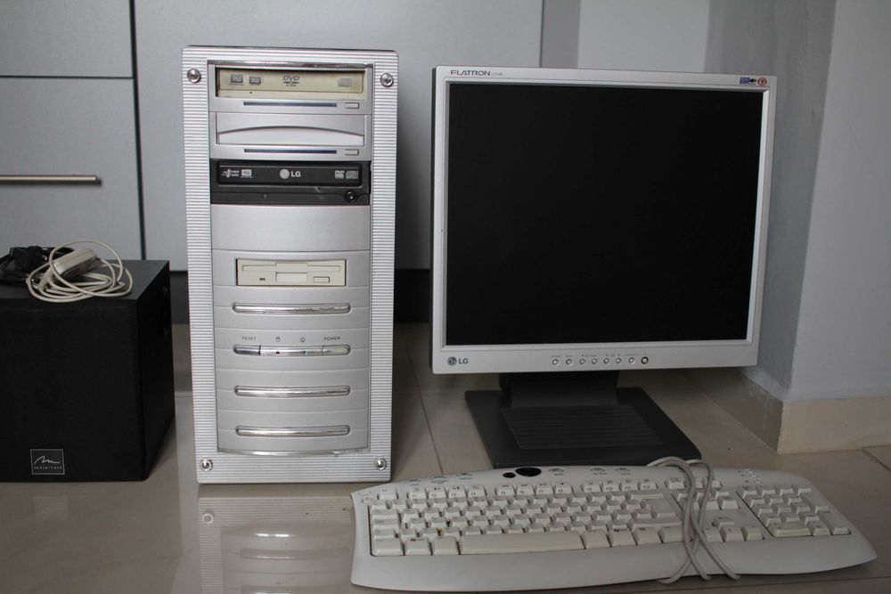 Zestaw komplet komputer monitor klawiatura 3 głośniki 5 elem