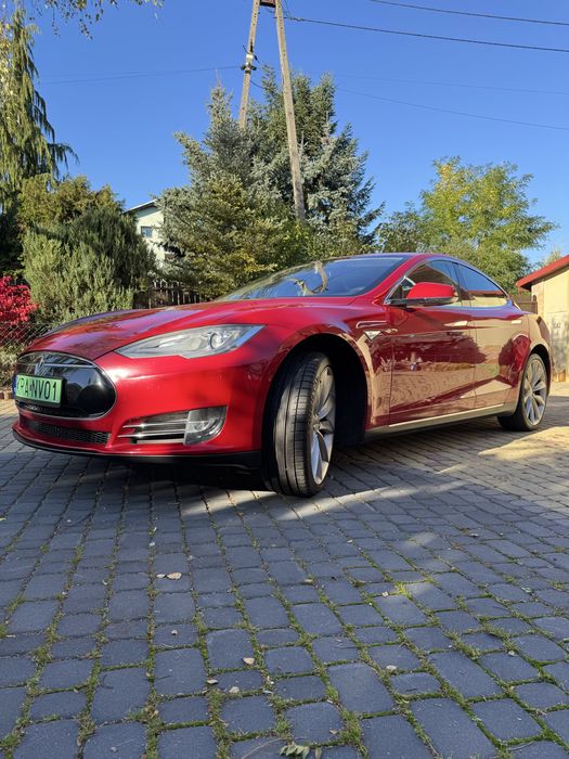 Tesla model S85 zarejestrowana zadbana
