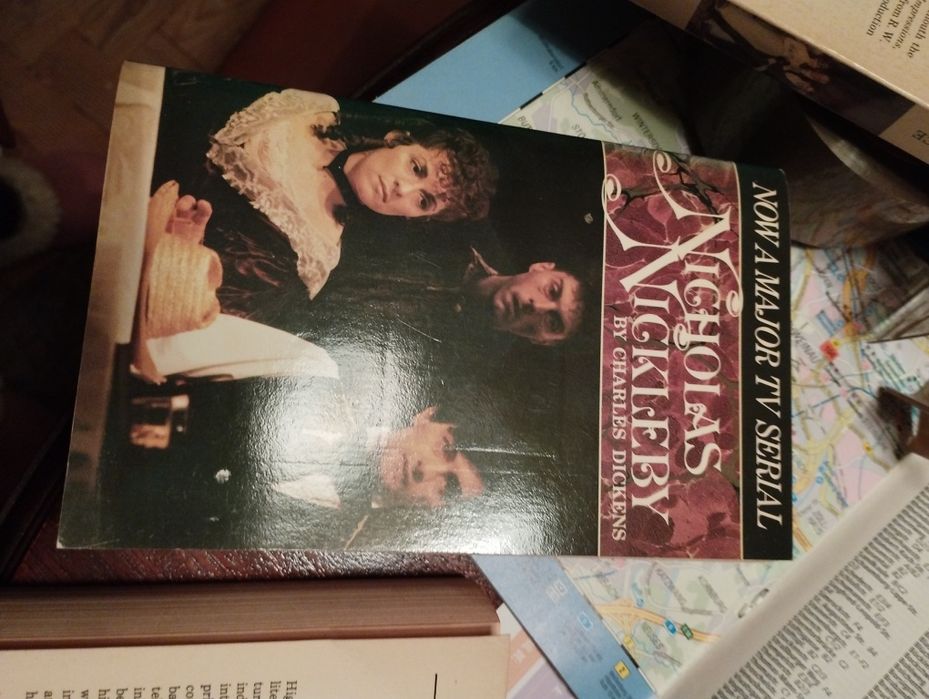 3 livros escritos em Inglês "Nicholas Nigkleby", "Little Dorrit" e "Pr