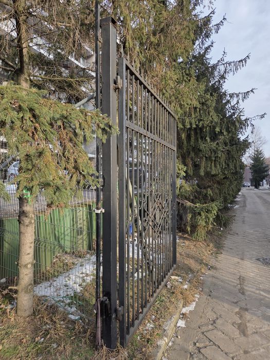 Brama wjazdowa dwuskrzydłowa z automatem , bardzo dobry stan.