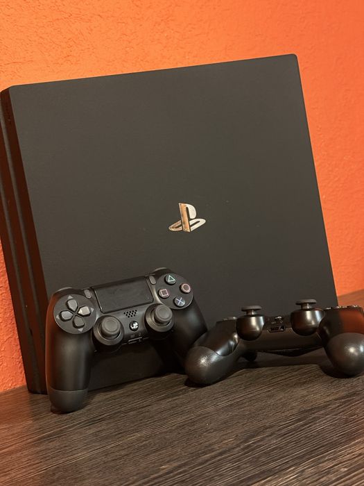 Sony PlayStation 4 PS4 1TB + 2 джойстика + 4 игры