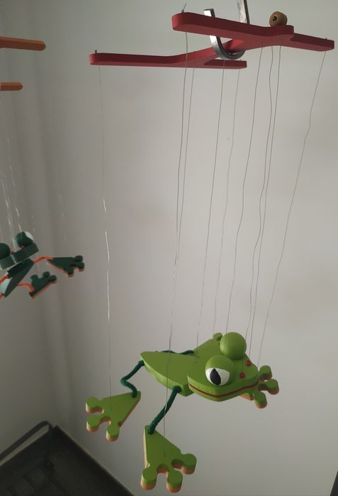 Marionetes de sapo em madeira pintado a mão
