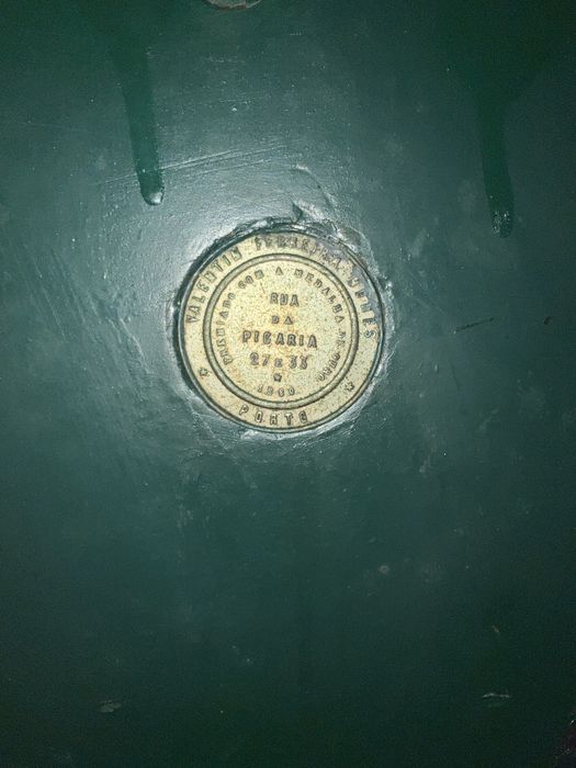 Cofre antigo em ferro GRÁTIS