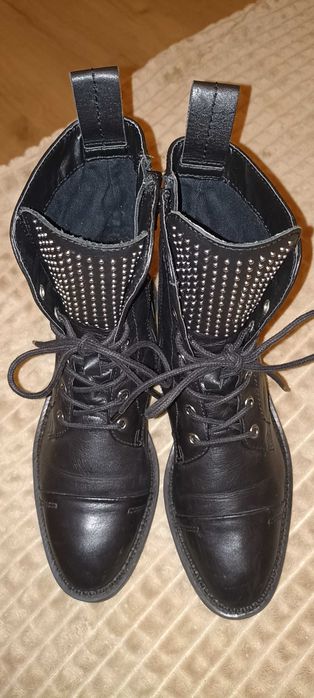 Botins estilo militar Zara com strass