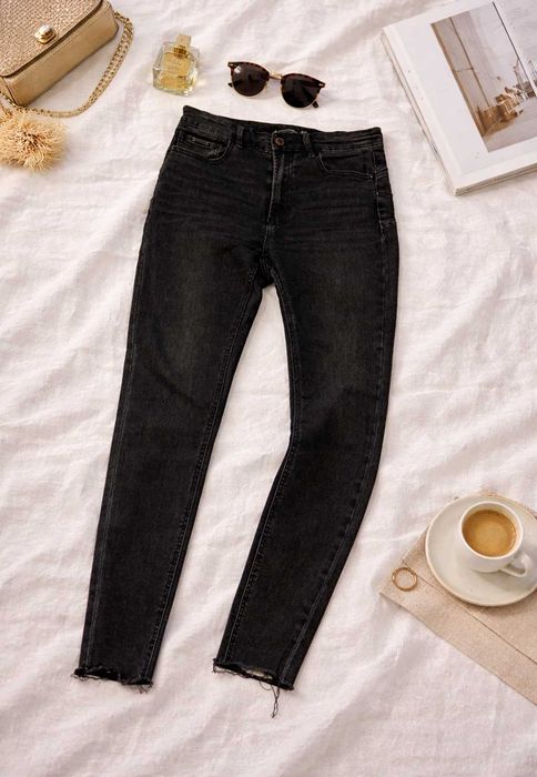 Czarne jeansy skinny Stradivarius | postrzępiona nogawka basic raw hem