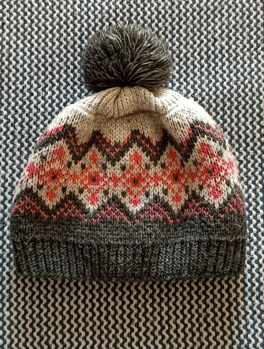 Шапка с натуральным бумбоном,55,шапка с вязанным бумбоном,56,шапка,57.