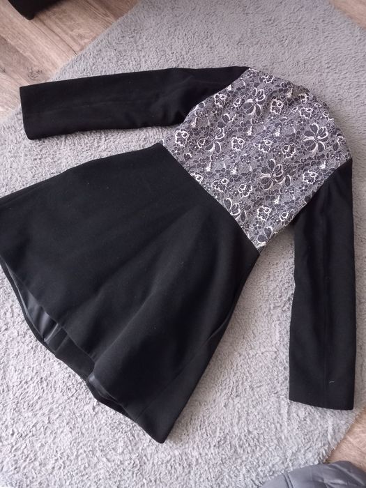 Czarny płaszcz z koronką