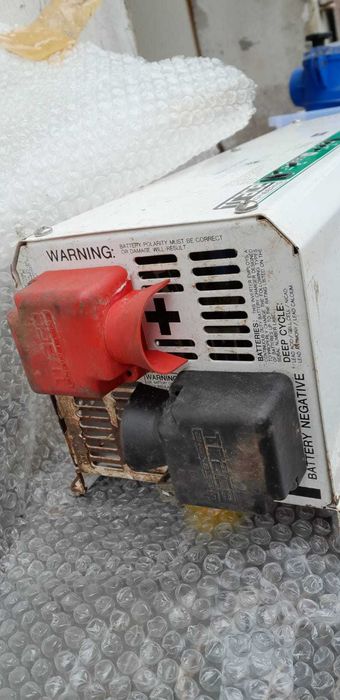 Trace Engineering DR Series Power Inverter/Charger DR1512   *Bateria*