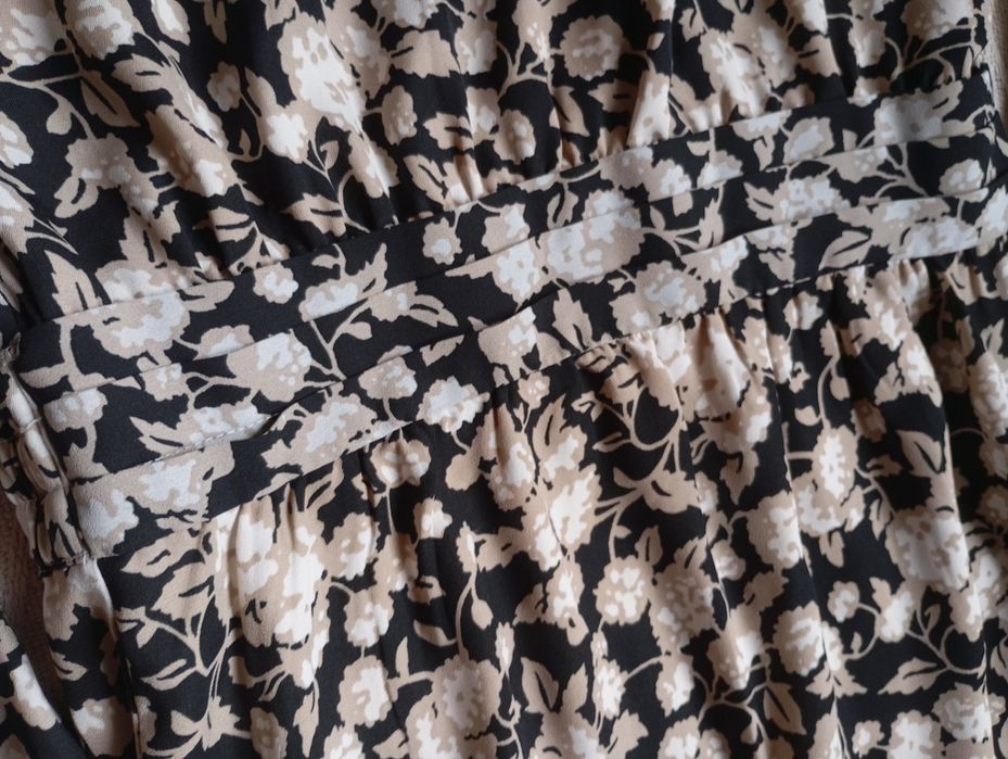 H&M S Elegancka sukienka midi czarna  w beżowe kwiaty długa