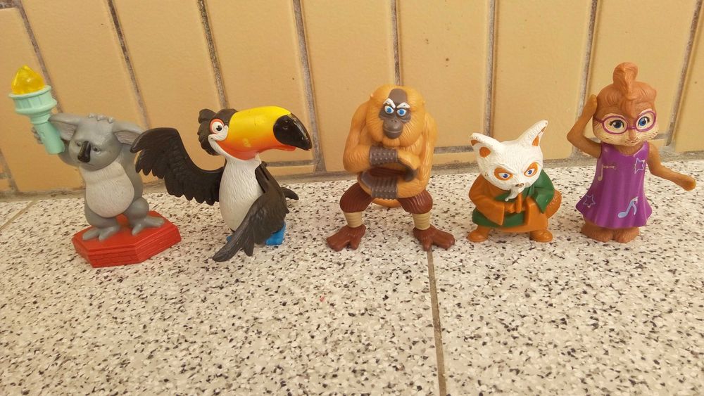 Bonecos e figuras de várias coleções