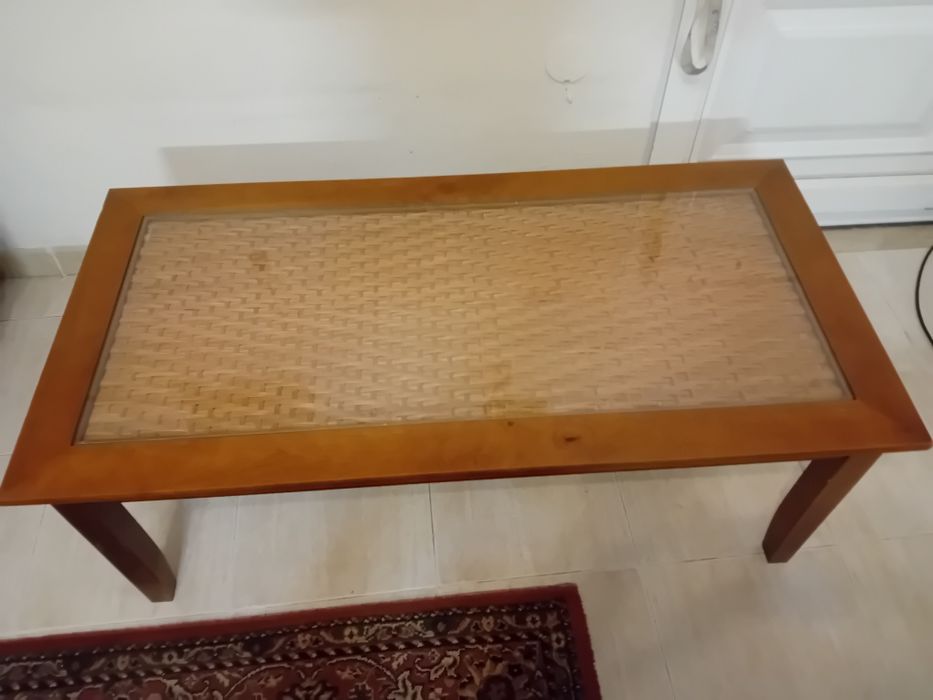 Mesa de centro em madeira com tampo em vidro em vidro