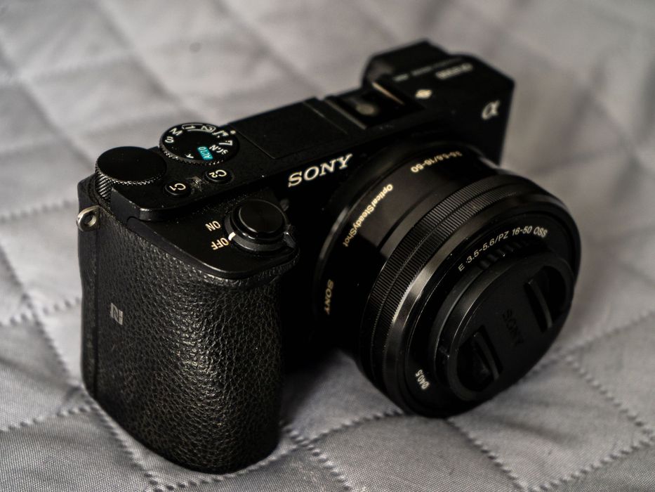 Sony A6500 + CageRig + Objetiva 16-50mm + 5 Baterias | Kit Completo