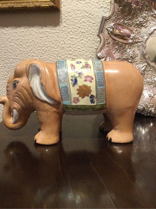 Elefantes em porcelana antiga