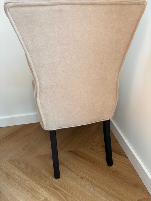 Krzesła pikowane do salonu