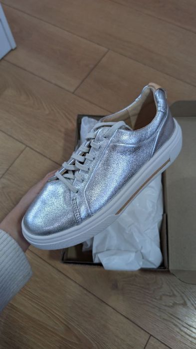 Продам нові жіночі кросівки Clarks