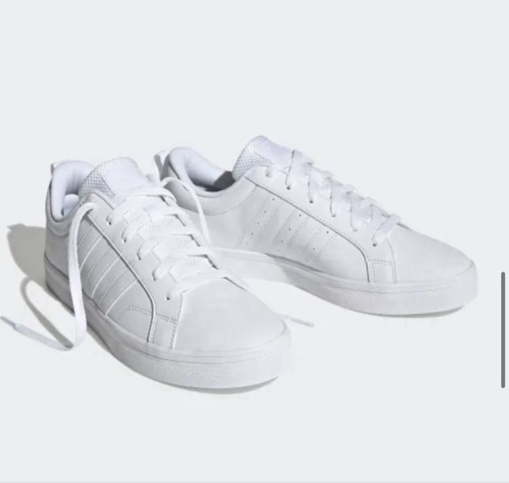 Білі кросівки adidas